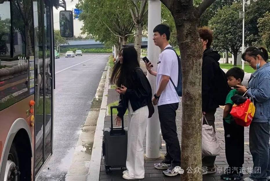 學生乘客返校時 溫情服務(wù)保暢通 || 阜汽集團全力保障返程學生客流